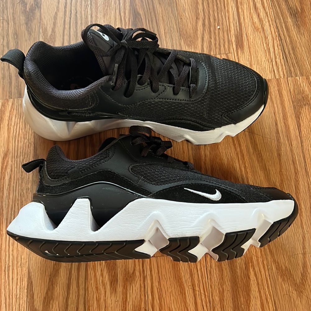 Nike Ryz 365 2-Black/White size 8. Lightly worn.